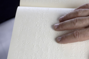 Handen die braille lezen