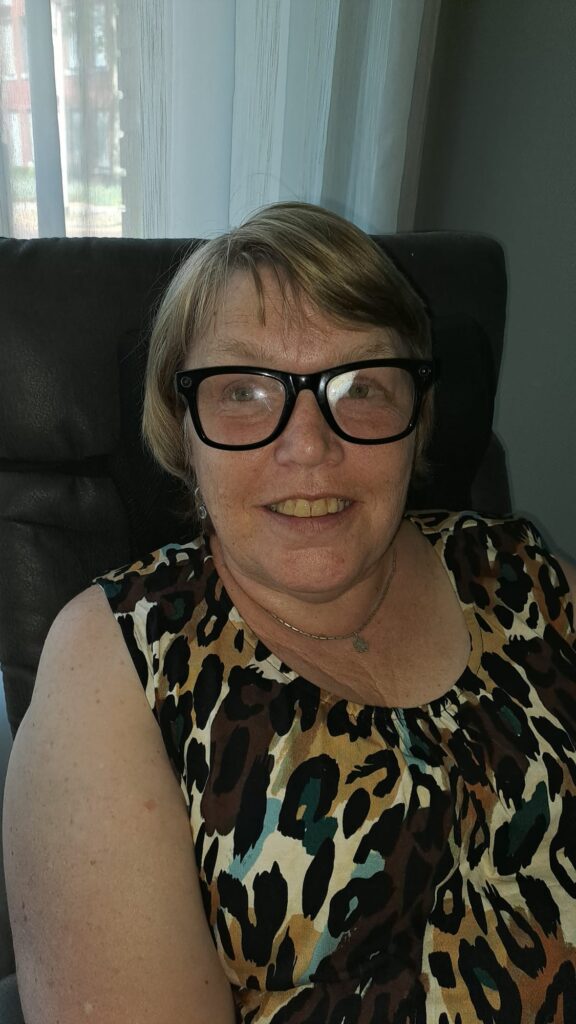 Op de foto zie je mij met mijn slimme bril. De bril heeft een zwart monteur met meer kleurende glazen zodat het net een Ray-Ban zonnebril lijkt.